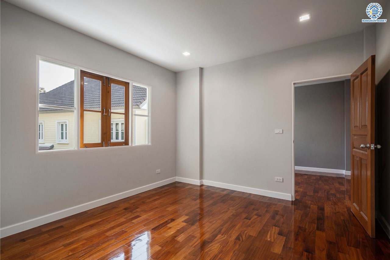 บ้านมือสองตกแต่งใหม่ โครงการ ลัดดารมย์ เพชรเกษม69 ตกแต่งหรูหราดีไซน์สุด Classic วิวสวนสาธารณะ ใกล้ส่วนกลาง บนเนื้อที่ 173.5 ตร.ว. ฟังก์ชันจัดเต็ม 4 ห้องนอน 4 ห้องน้ำ 1 ห้องอเนกประสงค์ 1 ห้องแม่บ้าน จอดรถได้ถึง 2 คัน บนทำเลศักยภาพ เชื่อมต่อหลายเส้นทาง ใกล้เดอะมอลล์บางแค จุดขึ้นทางด่วน "กาญจนาภิเษก" และรถไฟฟ้าสายสีน้ำเงิน "สถานีหลักสอง"